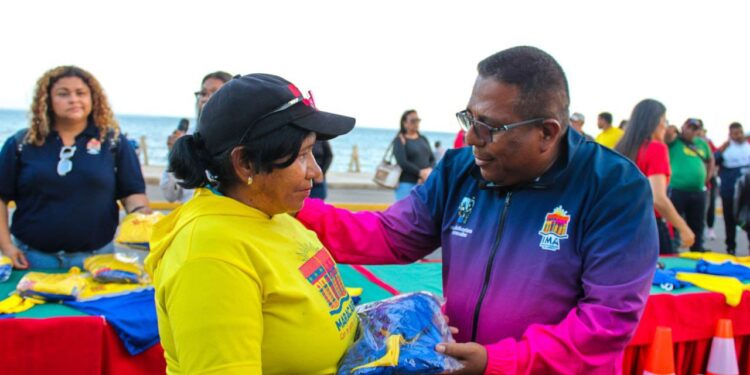 Alcaldía de Maracaibo entrega uniformes e implementos de trabajo a ambientalistas