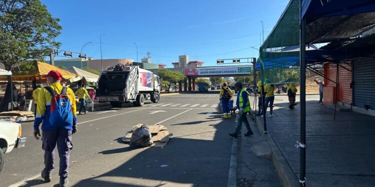 Con más de 300 trabajadores del IMA, IMAU y Fospuca, la Alcaldía de Maracaibo recogió 150 toneladas de desechos del casco central tras festividades navideñas