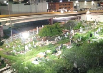 Alcaldía de Maracaibo instala luminarias en Cementerio San José
