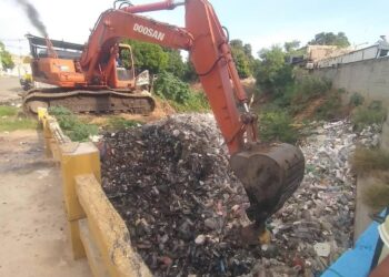 Alcaldía de Maracaibo saneó cañadas en respuesta al 1X10
