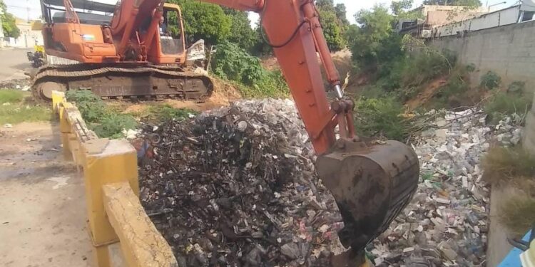 Alcaldía de Maracaibo saneó cañadas en respuesta al 1X10