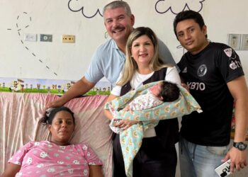 Primer nacimiento de 2026 en el Zulia es una niña: Gobernador Caldera y la primera Dama la visitaron