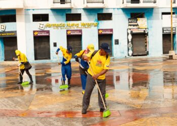 Ahora le tocó a la Plaza Baralt en jornada de limpieza de la Alcaldía de Maracaibo