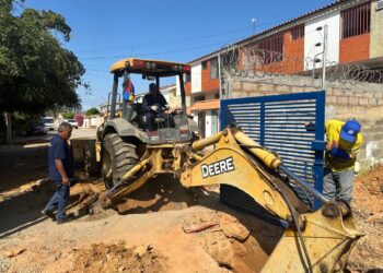 Alcaldía de Maracaibo repara colector que afectaba a más de 60 familias de la Urbanización Canaima