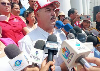 El Gobernador luis Caldera entrega ocho camiones para la consolidación del Programa Alimentario Escolar Bolivariano