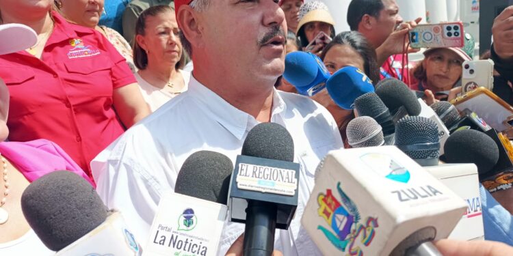 El Gobernador luis Caldera entrega ocho camiones para la consolidación del Programa Alimentario Escolar Bolivariano