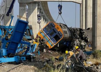 Tragedia en Tailandia Una grúa cayó sobre un tren y dejó decenas de víctimas
