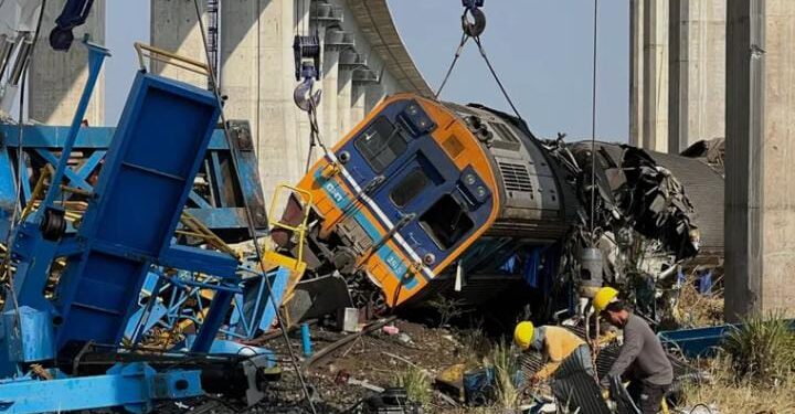 Tragedia en Tailandia Una grúa cayó sobre un tren y dejó decenas de víctimas