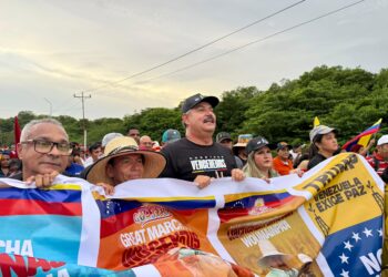 Pueblo de la Guajira venezolana marchó por el puente sobre el río Limón para exigir liberación del presidente Maduro