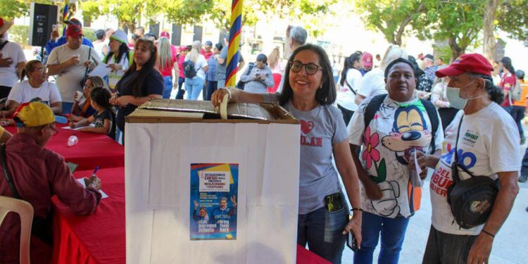 Cientos de cartas de amor del Pueblo marabino para el presidente Maduro y Cilia Flores