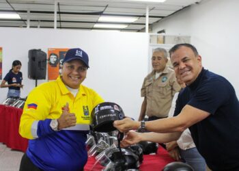 Alcaldía de Maracaibo entregó cascos a 100 de sus trabajadores motorizados