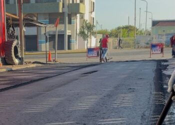 Alcaldía de Maracaibo culmina la colocación de mil toneladas de asfalto en el sector Santa Bárbara