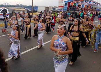 ¡Carrozas y comparsas llenaron Av. Libertador!