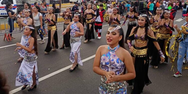 ¡Carrozas y comparsas llenaron Av. Libertador!