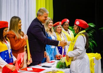 Gobernador Luis Caldera acompaña graduación de 156 Médicos Integrales Comunitarios en el Zulia