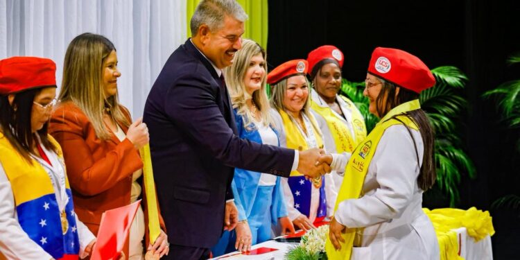 Gobernador Luis Caldera acompaña graduación de 156 Médicos Integrales Comunitarios en el Zulia