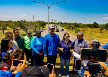 El Gobernador Luis Caldera ejecuta gobierno de calle en Santa Rita en las áreas de agua, educación e iluminación