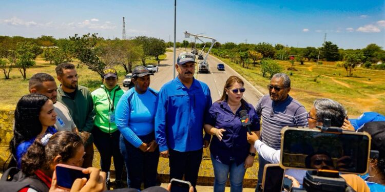 El Gobernador Luis Caldera ejecuta gobierno de calle en Santa Rita en las áreas de agua, educación e iluminación
