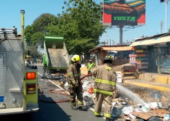 ¡Respuesta relámpago en la C1!Intervención de bomberos sofocó incendio y salvan camión compactador
