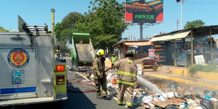 ¡Respuesta relámpago en la C1!Intervención de bomberos sofocó incendio y salvan camión compactador