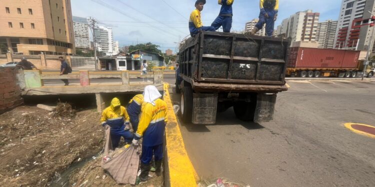 ¡Trabajo de saneamiento indetenible!IMA limpia 970 metros lineales de la cañada Hamburgo en parroquia Santa Lucia