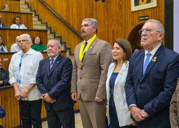El Gobernador Luis Caldera recibe Medalla al Honor al Méritode la Facultad de Medicina de LUZ