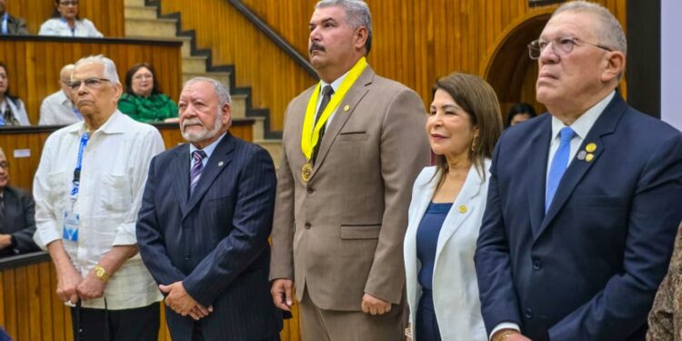 El Gobernador Luis Caldera recibe Medalla al Honor al Méritode la Facultad de Medicina de LUZ