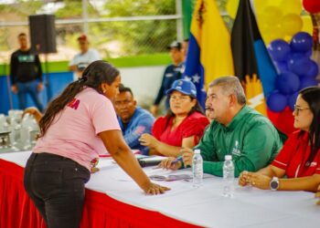 El Gobernador Luis Caldera entrega financiamiento a proyectos y cilindros a comunas en Rosario de Perijá