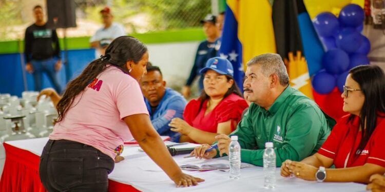 El Gobernador Luis Caldera entrega financiamiento a proyectos y cilindros a comunas en Rosario de Perijá