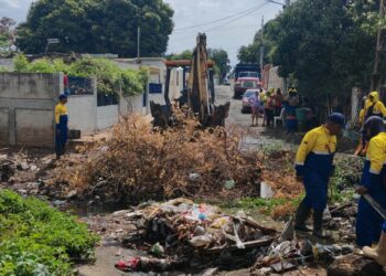 La Alcaldía de Maracaibo despeja cañada La Arreaga en Brisas del Sur