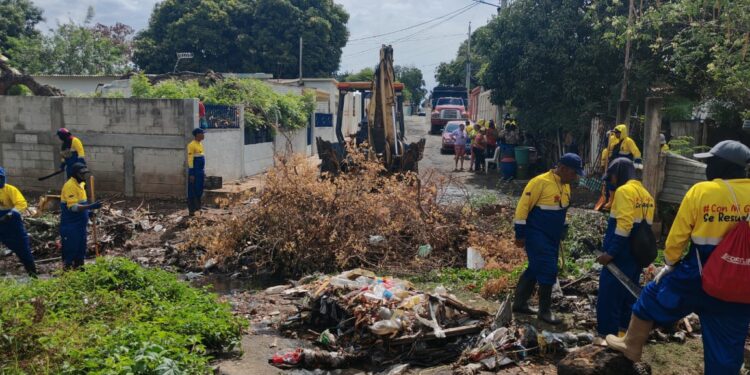 La Alcaldía de Maracaibo despeja cañada La Arreaga en Brisas del Sur