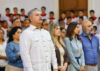 ElGobernador Luis Caldera acompaña la Misa Crismal en la Catedral de Maracaibo