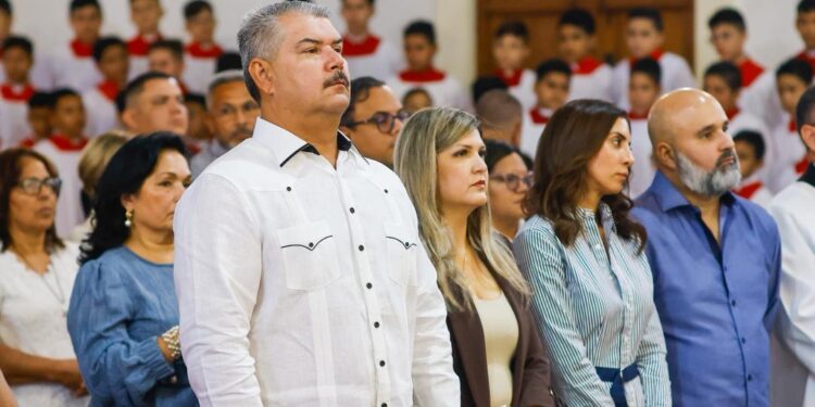 ElGobernador Luis Caldera acompaña la Misa Crismal en la Catedral de Maracaibo