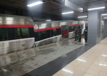 La tarde de este domingo se tornó crítica tras confirmarse un grave accidente en el sistema ferroviario de la capital.
