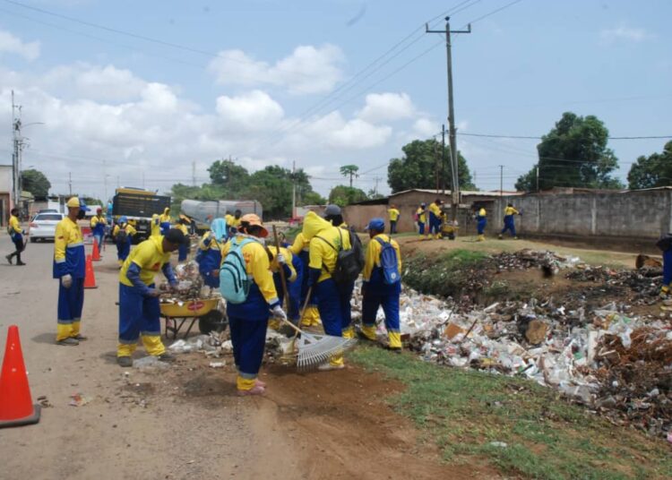 La Alcaldía de Maracaibo activa en la limpieza de cañadas ante la llegada de las lluvias