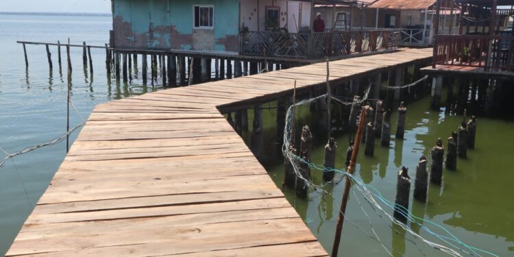 Más de 300 metros de caminerías de los palafitos de Santa Rosa de agua rehabilita la Alcaldía de Maracaibo