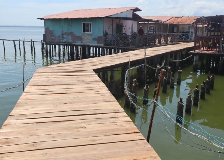Más de 300 metros de caminerías de los palafitos de Santa Rosa de agua rehabilita la Alcaldía de Maracaibo