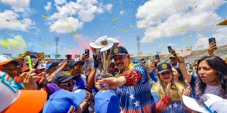 El Zulia celebra por todo lo alto la llegada de la Copa del Clásico Mundial de Béisbol