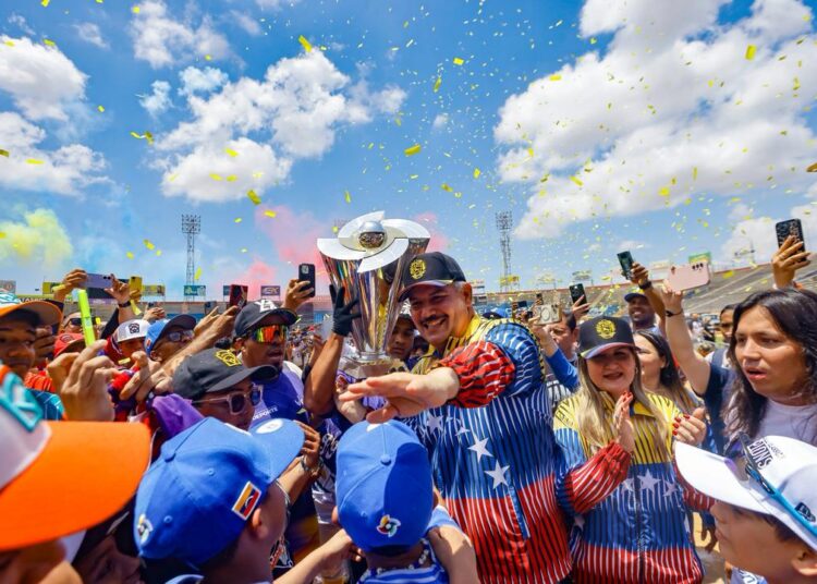 El Zulia celebra por todo lo alto la llegada de la Copa del Clásico Mundial de Béisbol