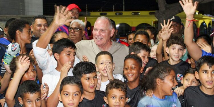 Alcalde Di Martino patrocina a escuela de fútbol infantil para competir en torneo nacional