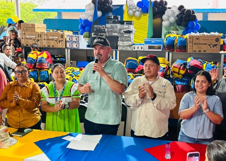 El Gobernador Caldera impulsa la educación en Jesús Enrique Lossada con nuevas herramientas tecnológicas