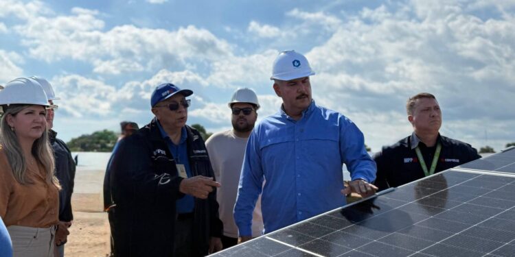 El Gobernador Luis Caldera inspecciona avances del Parque Solar Fotovoltaico en Machango