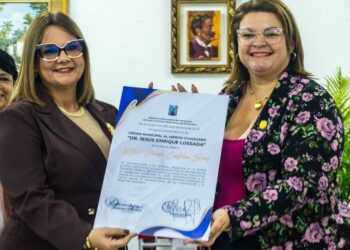 Confieren la orden Dr. Jesús Enrique Lossada a Jazmín Cristalino en conmemoración de los 55 años de la Contraloría Municipal