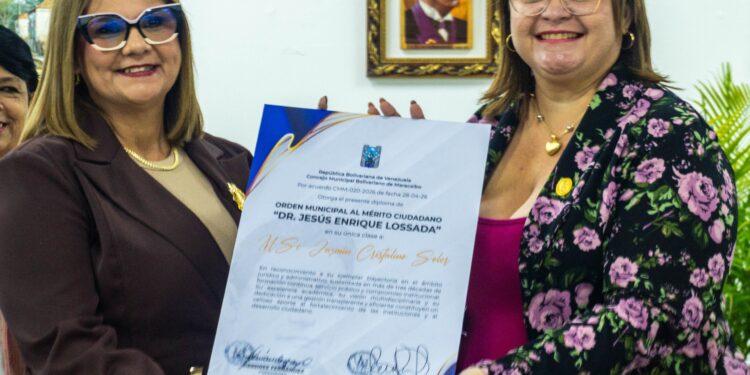 Confieren la orden Dr. Jesús Enrique Lossada a Jazmín Cristalino en conmemoración de los 55 años de la Contraloría Municipal