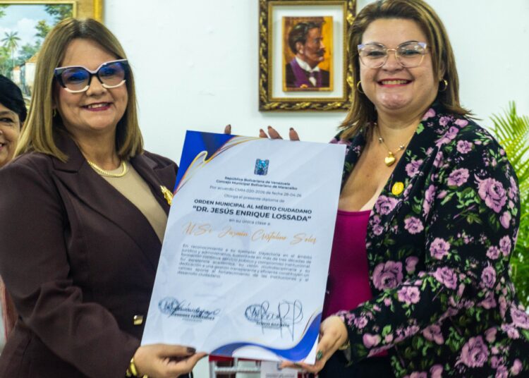 Confieren la orden Dr. Jesús Enrique Lossada a Jazmín Cristalino en conmemoración de los 55 años de la Contraloría Municipal