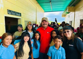 El Gobernador Caldera entrega uniformes y financiamientos a escuelas del municipio Santa Rita