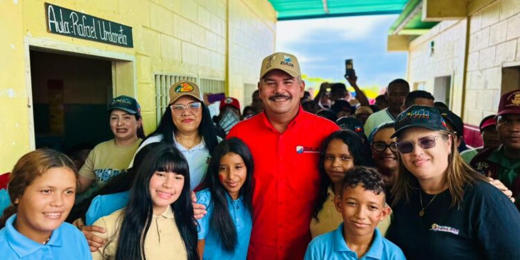 El Gobernador Caldera entrega uniformes y financiamientos a escuelas del municipio Santa Rita
