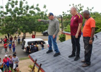 Alcalde Di Martino inspeccionó las obras hoy Alcaldía de Maracaibo impermeabiliza 16 viviendas de Altos de Sol Amada IV