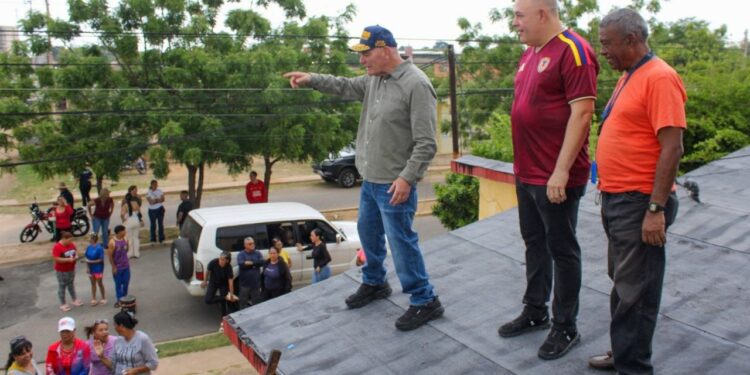 Alcalde Di Martino inspeccionó las obras hoy Alcaldía de Maracaibo impermeabiliza 16 viviendas de Altos de Sol Amada IV