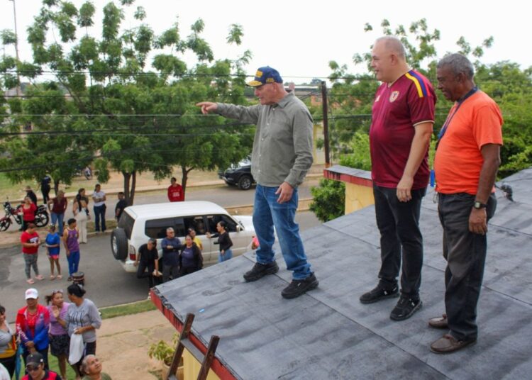 Alcalde Di Martino inspeccionó las obras hoy Alcaldía de Maracaibo impermeabiliza 16 viviendas de Altos de Sol Amada IV